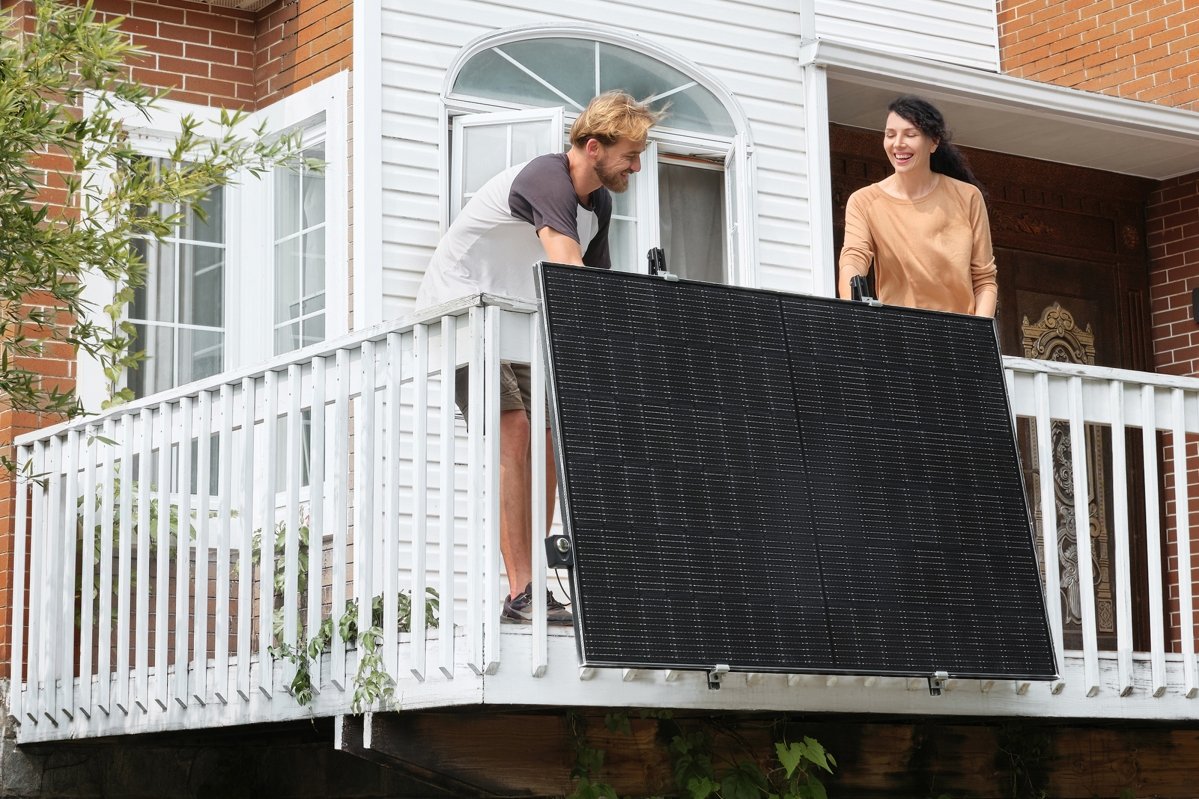 Konstrukce na zavěšení solárního panelu EcoFlow v praxi