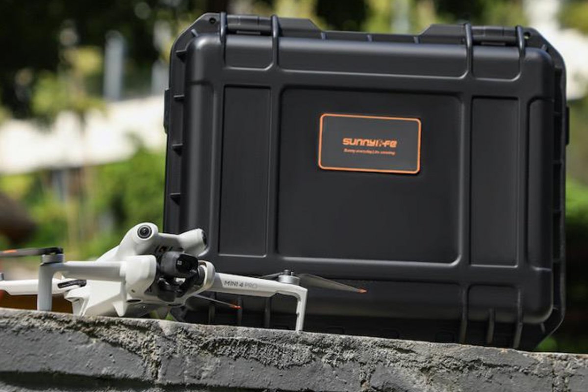 Černý voděodolný kufr na dron DJI Mini 4 Pro zepředu