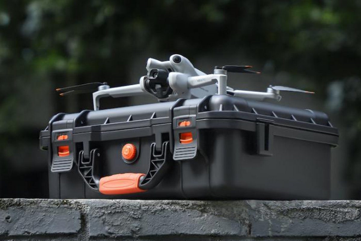 Černý voděodolný kufr na dron DJI Mini 4 Pro zavírání