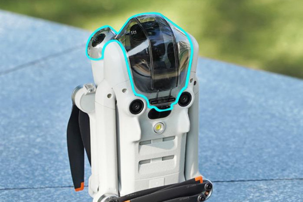 Kryt kamery a předních senzorů na dron DJI Mini 4 Pro z boku