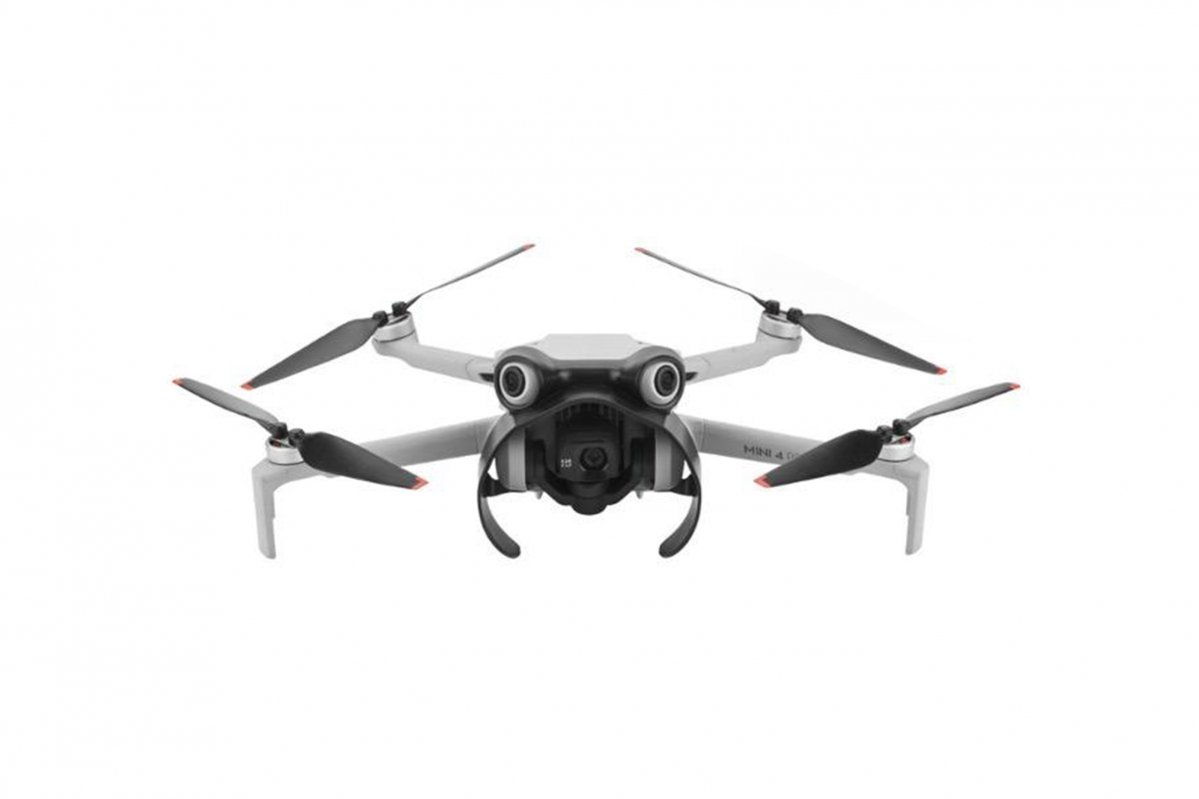 Černá sluneční clona na objektiv dronu DJI Mini 4 Pro nasazená