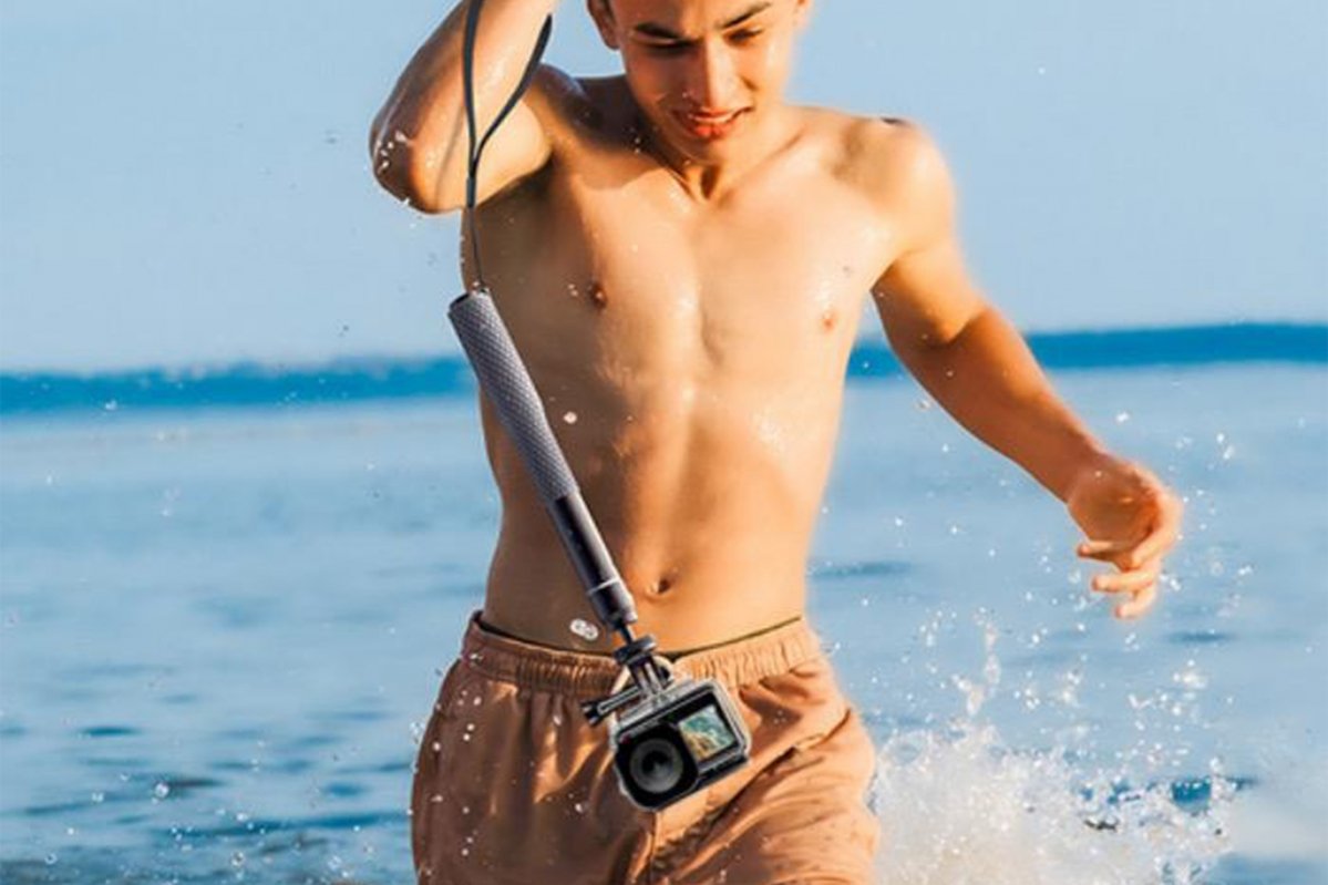 Prodlužující tyč s protiskluzovou rukojetí na akční kameru ve vodě