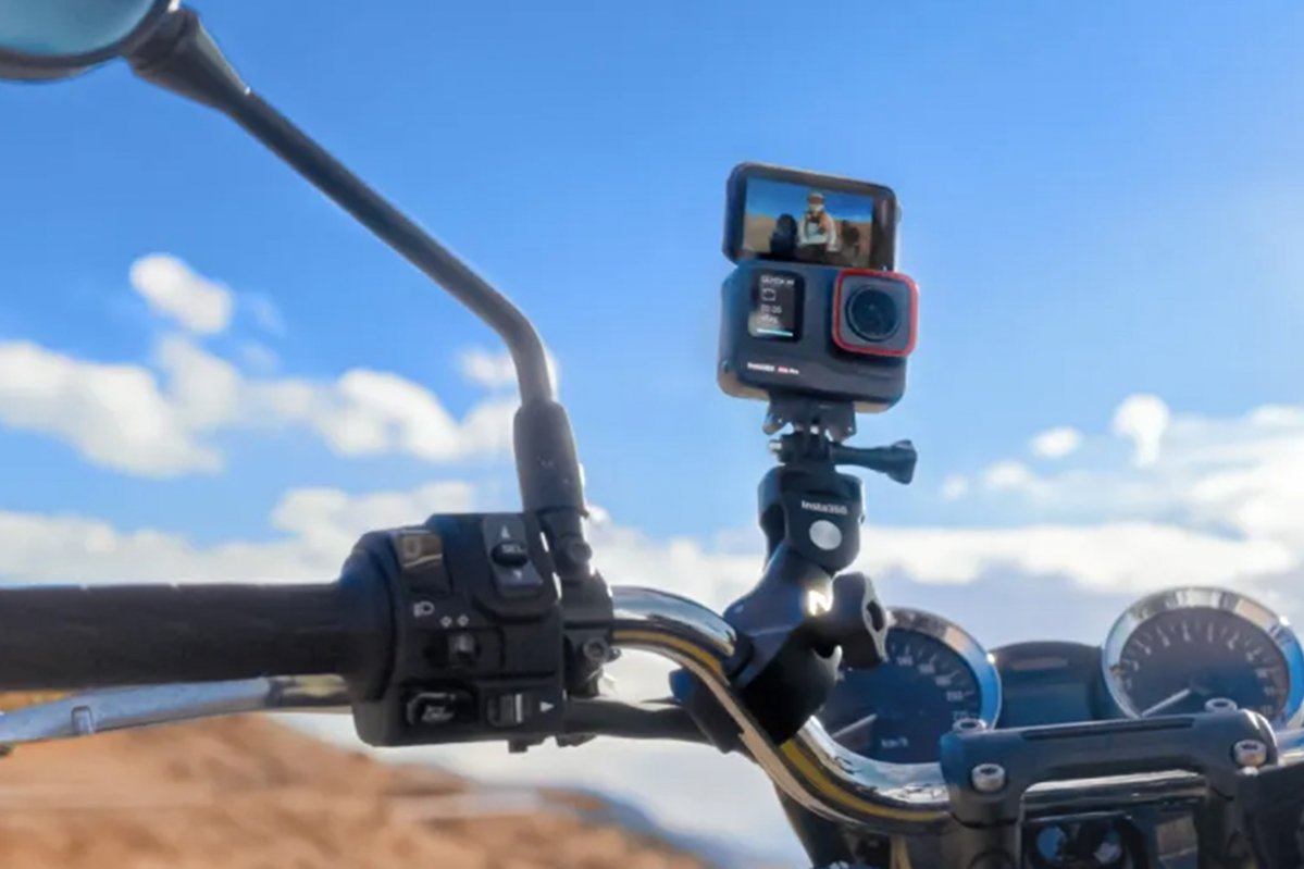 Držák kamery Insta360 na řídítka motorky nasazený