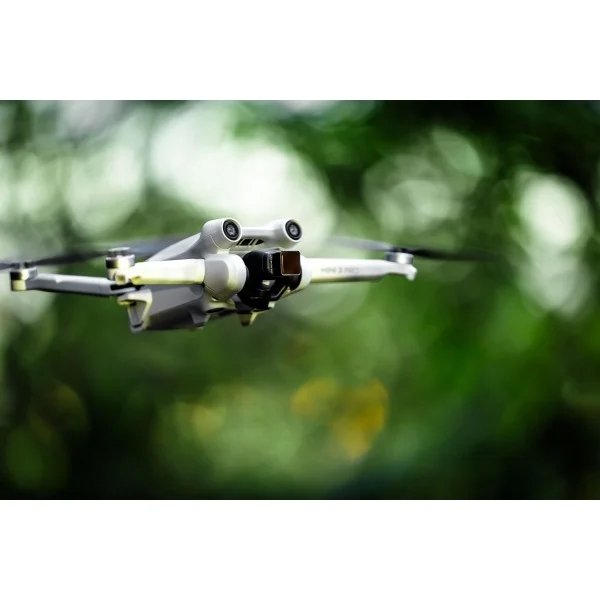 Freewell sada filtrů s širokoúhlým a anamorfickým objektivem na dron DJI Mini 3 Pro nasazený