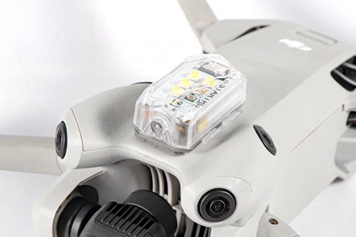 Univerzální stroboskopické LED světlo na dron nasazené