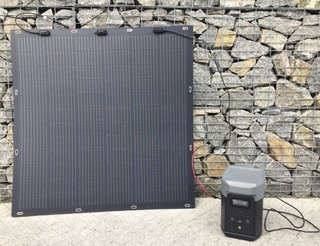EcoFlow sada dvou 200W flexibilních solárních panelů s nabíjecí stanicí
