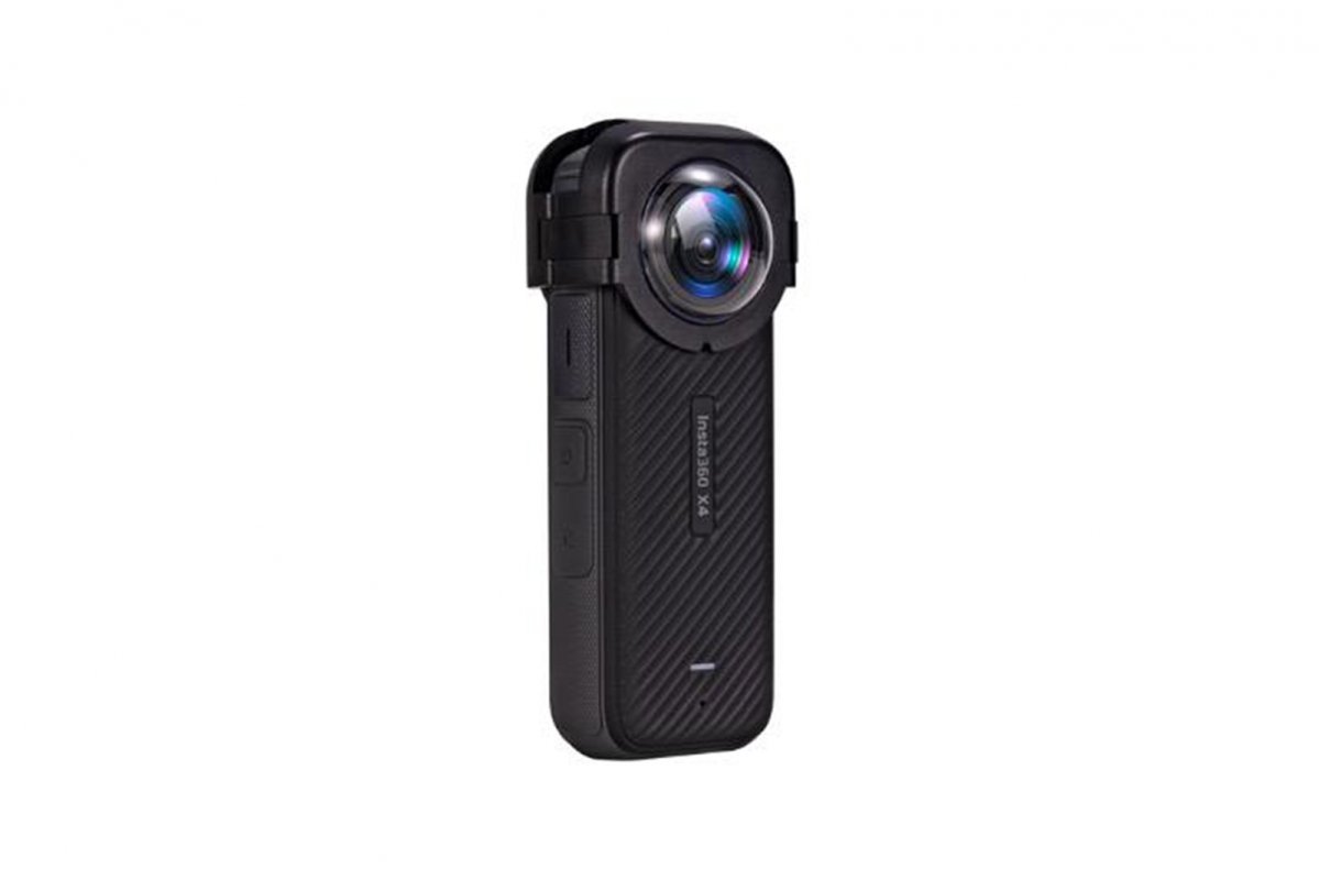Rychloupínací chránič objektivu na kameru Insta360 X4 nasazený