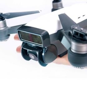 Krytka objektivu Adam FLEET pro dron DJI Spark nasazená na dronu