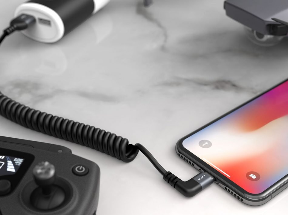 Kroucený kabel lightning-USB-A – 30cm – šedý – L30C s telefonem 