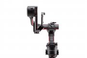 DJI RS 2 vertikální držák kamery nasazený ze strany