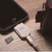 Adam Elements iKlips miREADER 4K Lightning - Micro USB čtečka microSD karet 2in1 v mobilu
